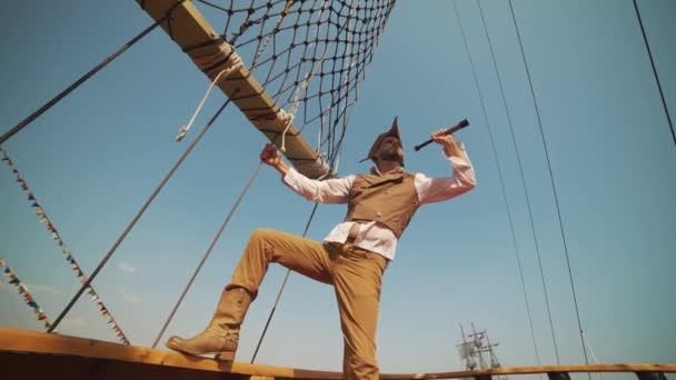Portret Van Mens Een Piratenkostuum Een Piratenschip — Stockvideo