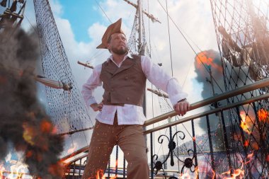 Korsan gemisinde korsan kostümü giymiş bir adamın portresi.