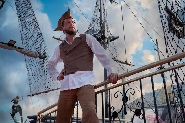 海賊船の海賊の衣装を着た男の肖像 — ストック写真