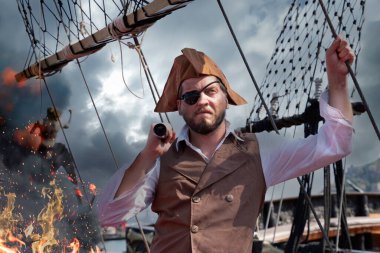 Korsan gemisinde korsan kostümü giymiş bir adamın portresi.