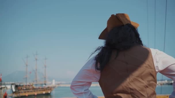 Portrét Muže Pirátském Kostýmu Pirátské Lodi — Stock video