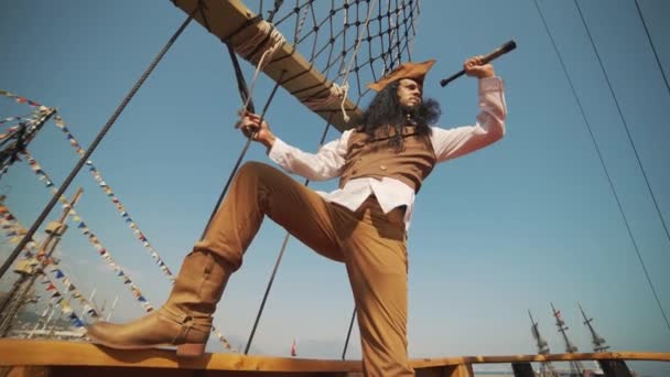 Retrato Homem Vestido Pirata Num Navio Pirata — Vídeo de Stock