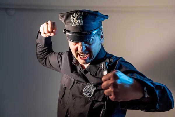 Aggressive Angry Cop Fights Swears Shouts — Stock Photo, Image