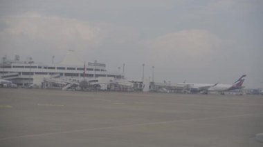 Türkiye, Antalya, 20 Haziran 2021: Havaalanı ve yolcu uçaklarının görüntüsü 