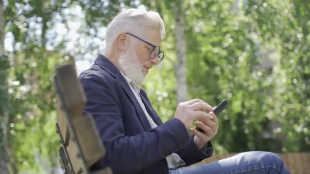 Starší Muž Důchodu Pracuje Telefonu Který Sedí Ulici — Stock video
