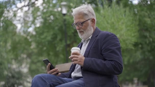 Retraité Âgé Travaille Téléphone Assis Dans Rue — Video