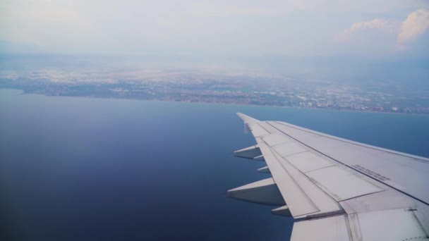 Skrzydło Samolotu Niebie Nad Morzem Koncepcja Podróży Turystycznych Wakacji — Wideo stockowe