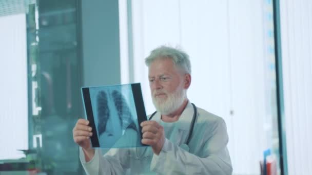 老医生男人和肺X光 — 图库视频影像