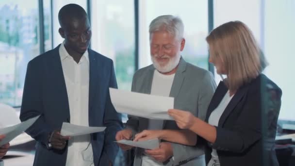 Drie Zakenmannen Een Modern Kantoor Een Jonge Man Een Afrikaanse — Stockvideo