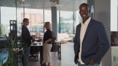 Afrikalı erkek liderle çeşitli iş grupları iş yerinde iş adamları ve kadınla görüştü..