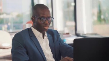 Ofisteki bilgisayarlarda çalışan Afrikalı etnik kökenli ofis çalışanı