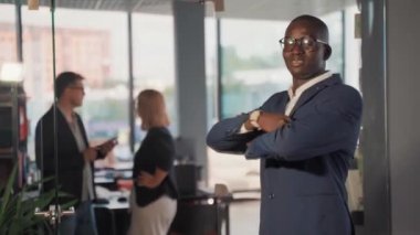 Afrikalı erkek liderle çeşitli iş grupları iş yerinde iş adamları ve kadınla görüştü..