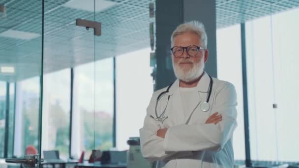 Gülümseyen Gri Saçlı Yaşlı Bir Doktor — Stok video
