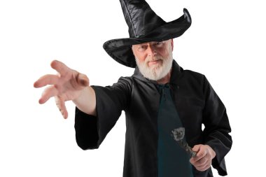 Beyaz arka planda cadılar bayramı kostümü giymiş yaşlı bir büyücü.