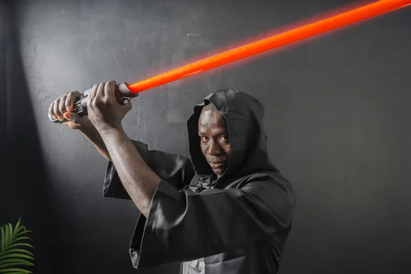 Hombre Afroamericano Sostiene Sable Láser Disfraz Halloween — Foto de Stock