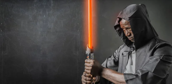 Hombre Afroamericano Sostiene Sable Láser Disfraz Halloween — Foto de Stock