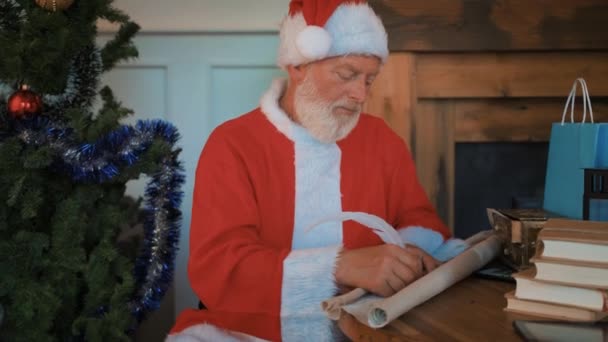 Święty Mikołaj Pisze List Prezenty Boże Narodzenie — Wideo stockowe