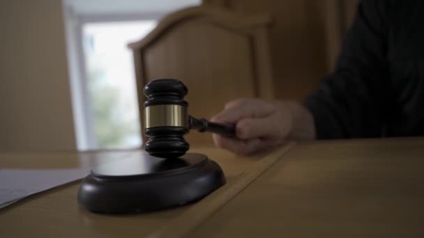 Martillo Del Juez Sobre Mesa Cerca Sala Del Tribunal — Vídeos de Stock