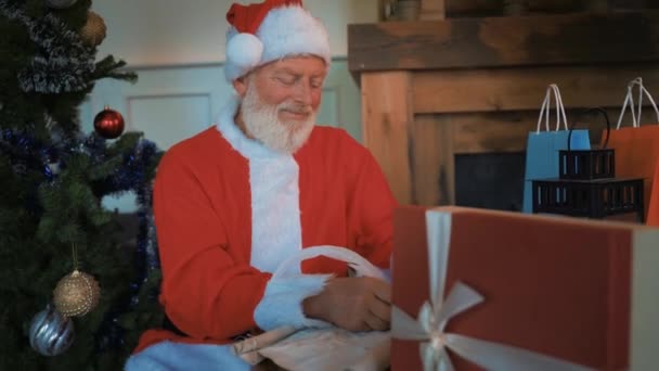 Père Noël Écrit Une Lettre Pour Les Cadeaux Noël — Video