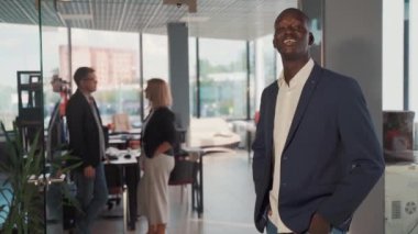 Afrikalı erkek liderle çeşitli iş grupları iş yerinde iş adamları ve kadınla görüştü..