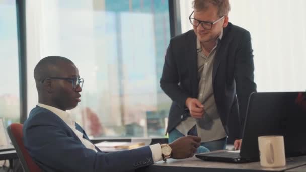 Twee Zakenmannen Een Modern Kantoor Een Jonge Mannelijke Afrikaanse Zakenman — Stockvideo