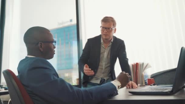 Twee Zakenmannen Een Modern Kantoor Een Jonge Mannelijke Afrikaanse Zakenman — Stockvideo