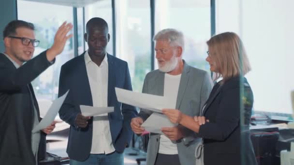 Drie Zakenmannen Een Modern Kantoor Een Jonge Man Een Afrikaanse — Stockvideo