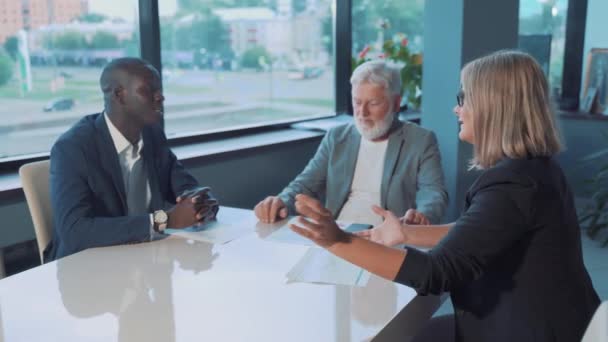 Drie Zakenmannen Een Modern Kantoor Een Jonge Man Een Afrikaanse — Stockvideo