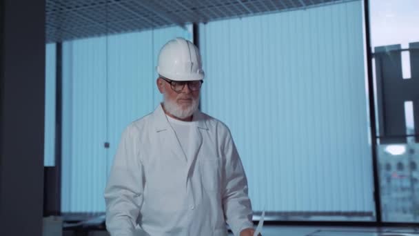 Old Experienced Male Civil Engineer Looks Drawings — Vídeo de stock