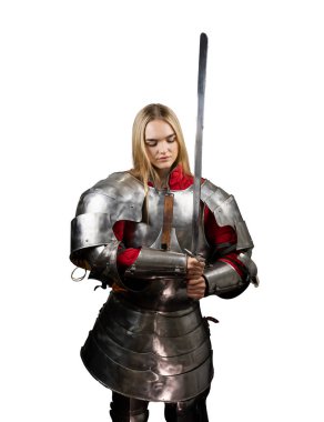 Kılıçlı ve zırhlı güzel bir savaşçı kadın, Ortaçağ şövalyesi.