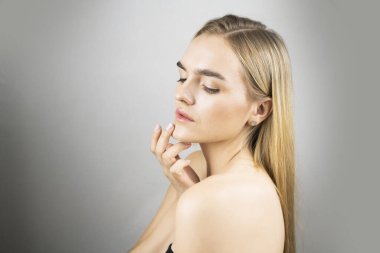 Doğal dövülmüş kadın doğal makyajla yüzleşir güzel kadın sağlıklı cilt güzel genç kadın model