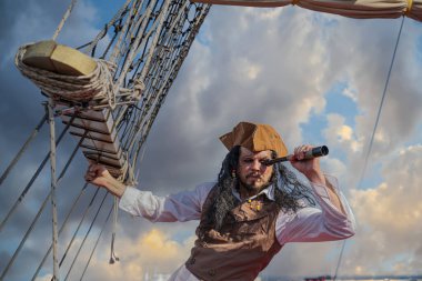 Komik korsan gemisi kaptanı