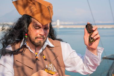 Komik korsan gemisi kaptanı