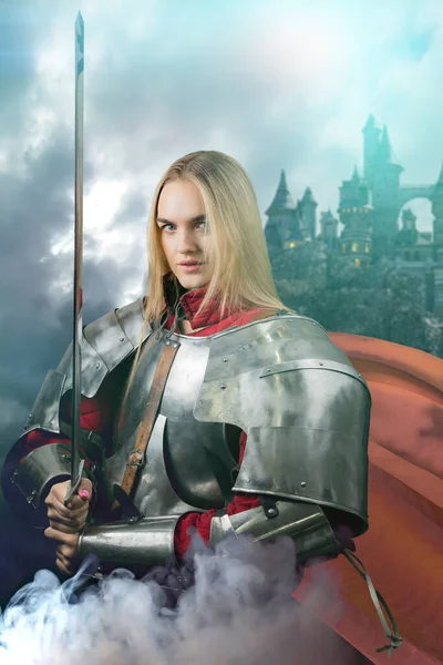 Uma Bela Mulher Guerreira Com Uma Espada Armadura Cavaleiro Medieval — Fotografia de Stock