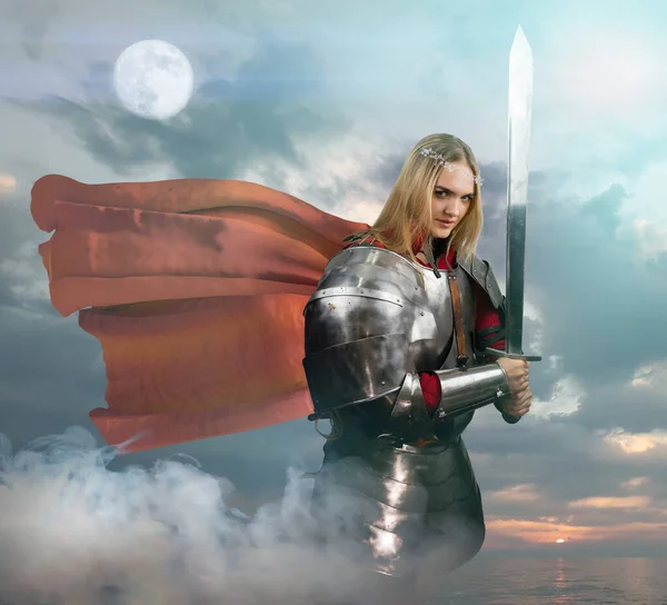 Kılıçlı Zırhlı Güzel Bir Savaşçı Kadın Ortaçağ Şövalyesi — Stok fotoğraf