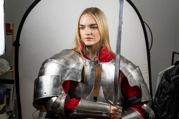 剣と鎧を着た美しい戦士の女性中世の騎士 — ストック写真