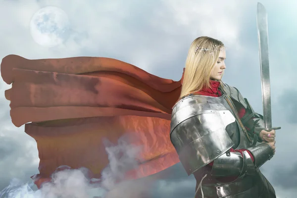 Kılıçlı Zırhlı Güzel Bir Savaşçı Kadın Ortaçağ Şövalyesi — Stok fotoğraf