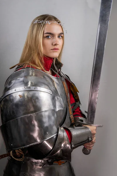 Прекрасная Воительница Мечом Доспехах Средневековый Рыцарь — стоковое фото