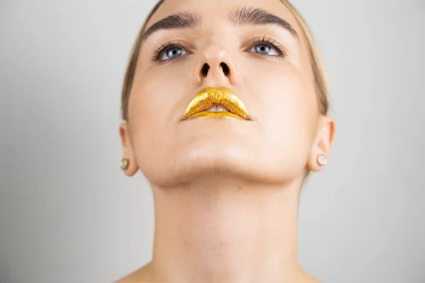 Złote Złote Usta Piękny Makijaż Jasny Farba Piękny Model Kobieta — Zdjęcie stockowe