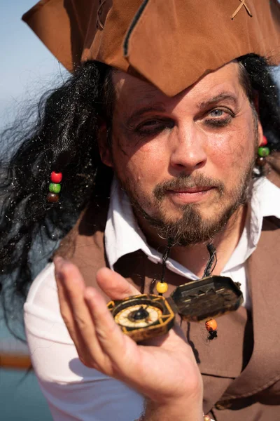 Lustiger Piratenkapitän Einem Piratenschiff — Stockfoto