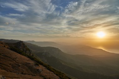 Crimea üzerinde derin mavi gündoğumu