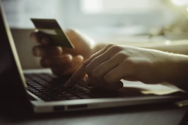 Hands holding credit card — Stock Photo, Image