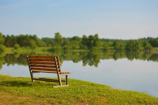 湖畔のベンチ — ストック写真