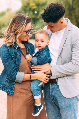 Genç ve güzel bir aile parkta iyi vakit geçiriyor.