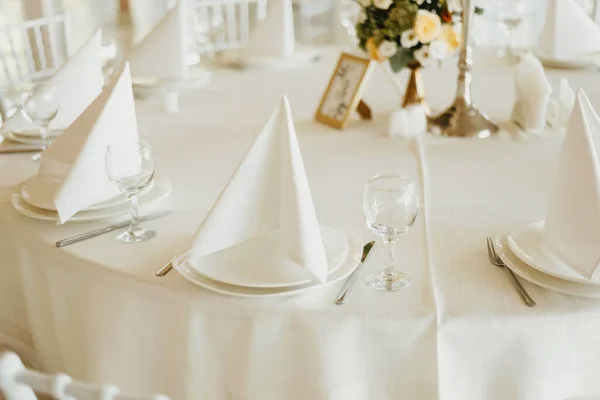 Fotografie svatební bílý stůl krásné uspořádány připraven na akci — Stock fotografie