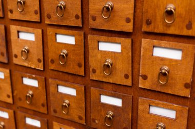 Küçük tahta çekmecelerin kare şeklinde bir fotoğrafı.