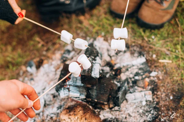 A photo os some marshmallows above a burning wood on a field — Stock Photo, Image