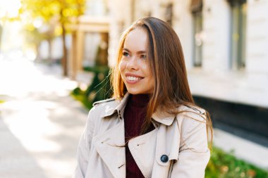Gülümseyen bir kadının güzel bir portresi başka tarafa bakıyor.