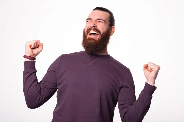 O fotografie a unui bărbat cu barbă țipând cu ambele mâini de entuziasm — Fotografie, imagine de stoc