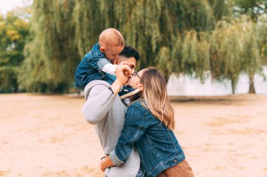 Birlikte zaman geçiren genç bir ailenin fotoğrafı.